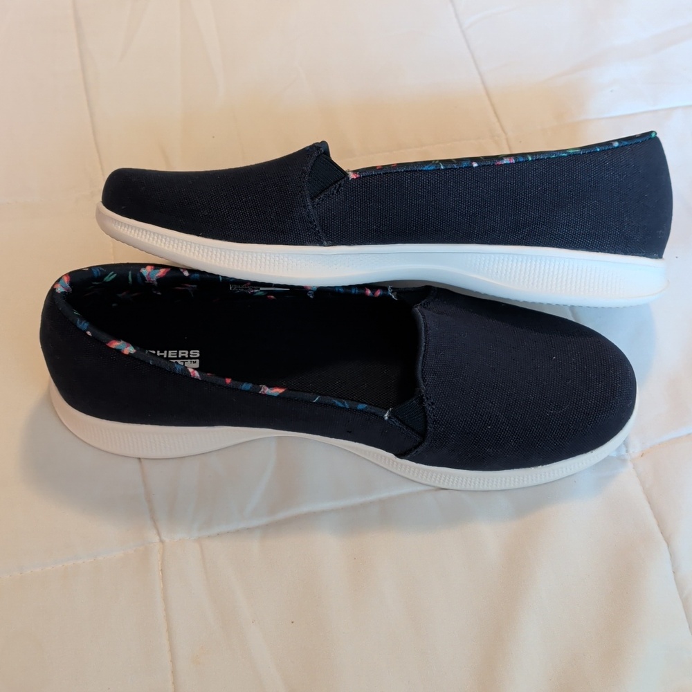 Womens Skechers Slip Ons Go Step Size 8.5